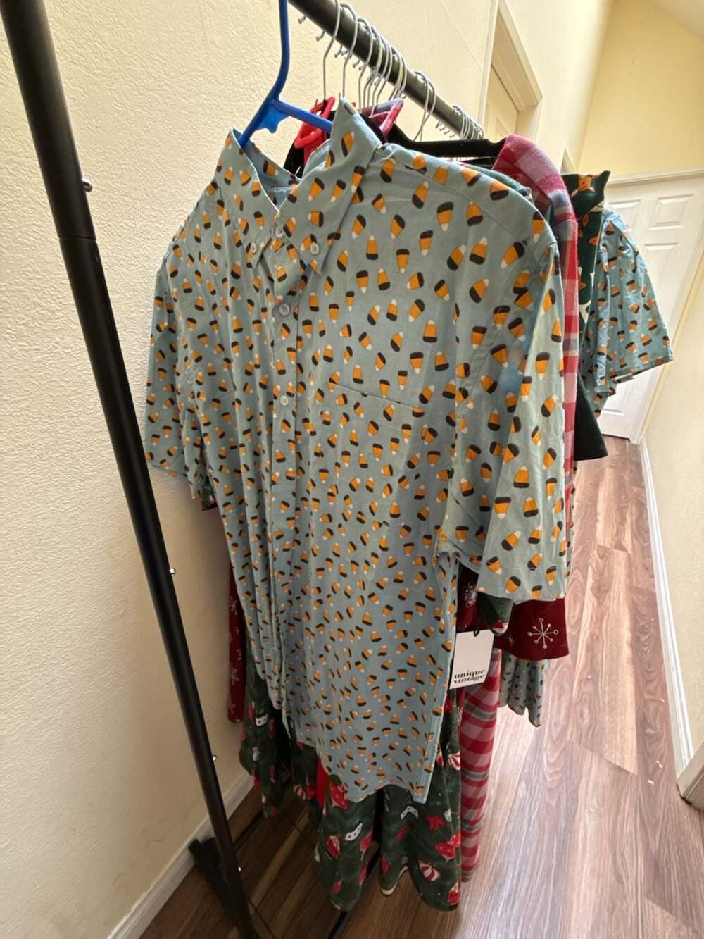 Tailor & Twirl Candy Corn Men’s Button Down Shirt Size L Blue Short Sleeve